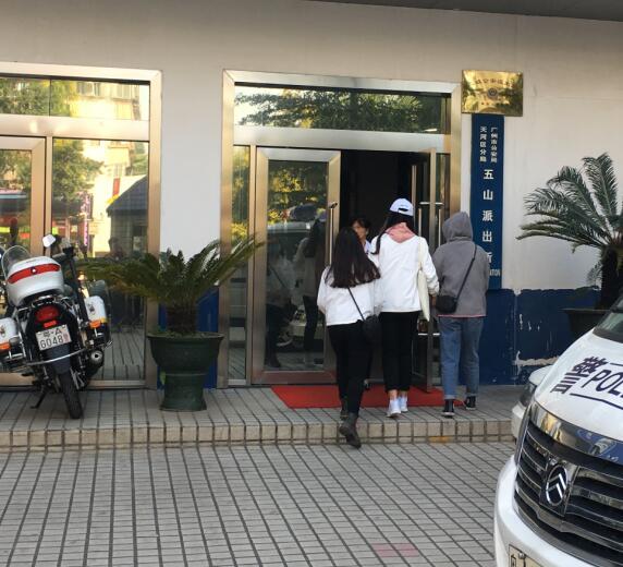广州大学班主任约饭局 8女生席上被拨内衣肩带桌下被摸腿