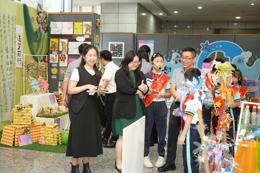 东莞市松山湖第三小学校长赵晓天参观展览.JPG