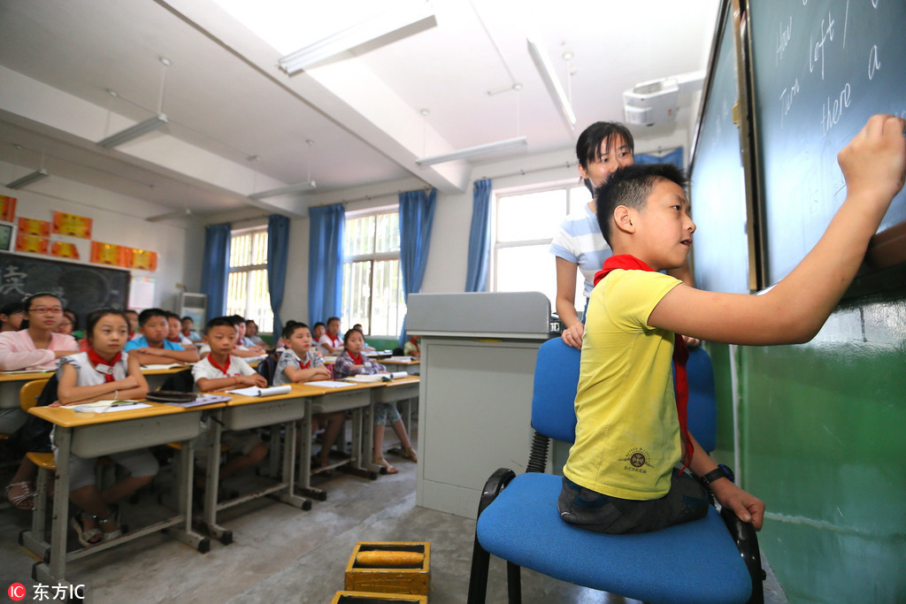 11岁无腿少年坚持上学 用木块当双脚