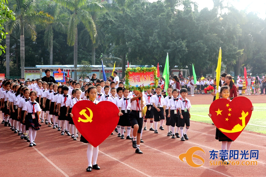 舞狮,舞扇,穿汉服 东城朝晖学校运动会开幕式创意无限