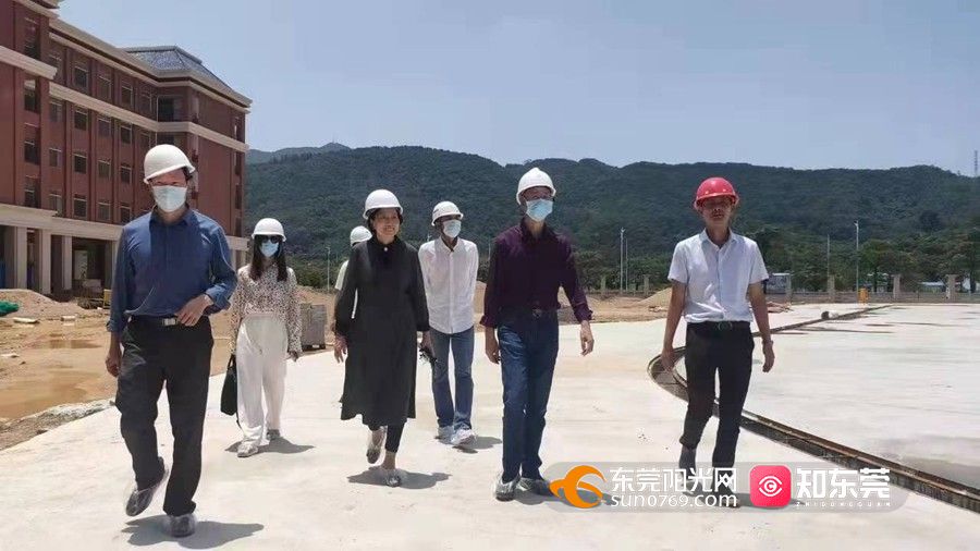 学校管理团队深入工地作校园文化建设等工作调研1_副本.jpg